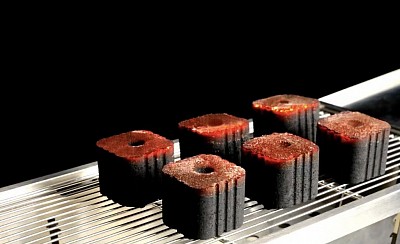 簡単お手軽にバーベキューができます。炭の新世代。数秒で着火、並べて簡単にBBQ開始。一定火力の為お肉を焦がさないように焼きやすい。